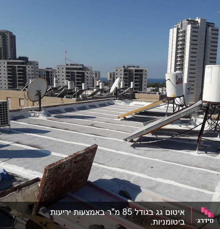 גג אטום עם שכבת איטום לבנה וסולארים